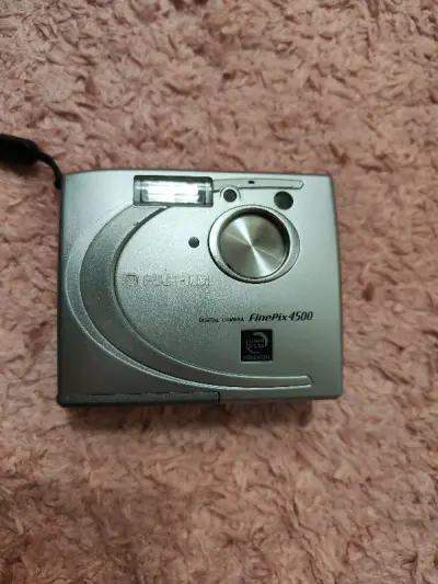 基本上海运也就1个月左右的时间就能到还是挺快的一次还能多放几个相机 这次购物也很顺利买到了我喜欢的相机