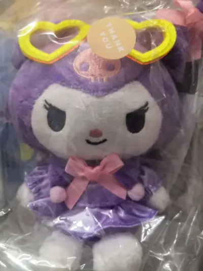 又一单挖煤姬平安下车！三丽鸥毛绒公仔的脸太容易崩，比较少买，这只还算比较正，大满足?甜甜圈挺大个的，难怪比平时的扭蛋都贵?