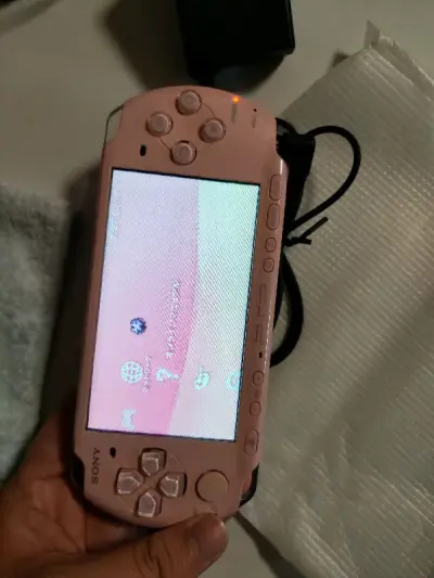 淘了一个粉色PSP3000，成色符合卖家描述，可以说是几乎全新，看不到任何划痕。走的海运，大约20多天，体验不错。