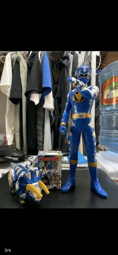 从日本飞来的假面骑士剑眼镜厂假面骑士卡利斯大胶，超大号镇宅神物，可惜这个没有武器，以及爆龙战队暴蓝眼镜厂大胶，全新老物，物流很稳，包装很好，不错的购物体验。