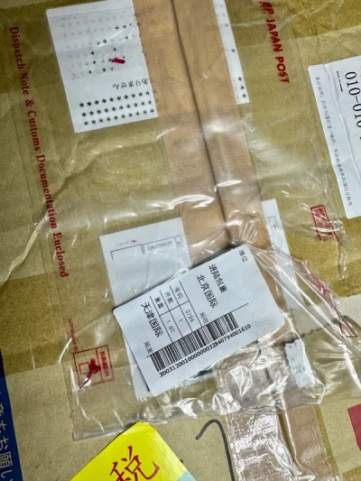 海运走了29天到手，箱子不大还是被税了。箱角也被物流压瘪，好在里面东西没有压坏，挖煤姬发货还是比较靠谱的，里面塞了厚厚的气泡纸，日本卖家的包装也很厚，每次拆包装都要很费力。