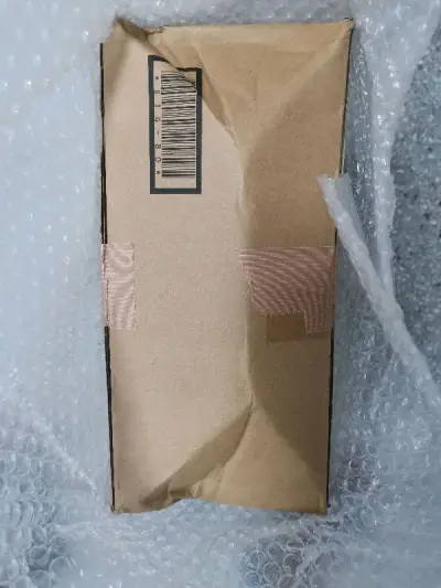 这外箱直接让我 噔 噔 咚 了…好在里边没拆包，品相没问题，如果不是被狠狠地税了一大口就更赞了emmm