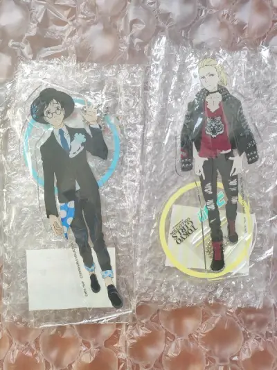 冰尤谷真的降了好多啊，尤其挖煤比国内便宜很多，出cold stone立牌的太太特别好，还送了两张色纸，然后黑执事的香卡也比想象中大，挺喜欢的，黄色的那张一开始还以为是什么特典，结果亲友告诉我是卡贴，emmm就也还行吧，只是这样这个价有点点不值，但是小问题