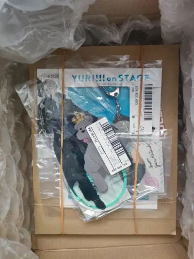 骏河屋这个打包方式我真的一言难尽，好在谷子都没啥事，然后黑执事那张特典的外壳纸有瑕疵，还是一溜下去的，本体到是没什么问题，总体还是满意的(主要价好hh)