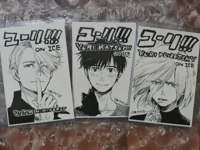 收齐啦收齐啦，冰尤谷我真的超爱这三张原画明信片，实在是太好看了，虽然有些小瑕疵，但瑕不掩瑜，出物的太太包装也很好，另外这个三人的挂件我也很爱