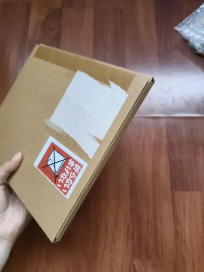 骏河屋这次的色纸包装重点表扬！贼厚贼严实，深得我心啊！最重要色纸无暇！但是吧唧包装很敷衍，看在有原袋的份上小小批评一下。然后十周年场刊好厚啊，稀饭。最后冰尤这张特典也太大了吧hhhh，挺好挺好，就是费邮