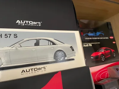 银色的奔驰大G送给兄弟，祝他早日上身奔巴赫480。越买越多，需要更多的展示柜了！不能让野兽们困在笼中。