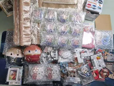 赶上合单免费又寄了一箱海运，扣除积分80多块钱运费还挺划算的，这次挖煤姬应该是重新包装了一遍，几样东西组一个set用泡沫袋装起来，比之前结实好多，这次内部加固?花得很值
然后又被yhm裸寄了，拿着信封以为是纸片打开是两个吧唧真的吓晕