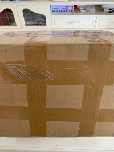 同样包装还是OK的，外包装没什么问题，但是里面手办盒子也是被挤压，本来好好的无损变成了盒损，只能说还能接受的状态