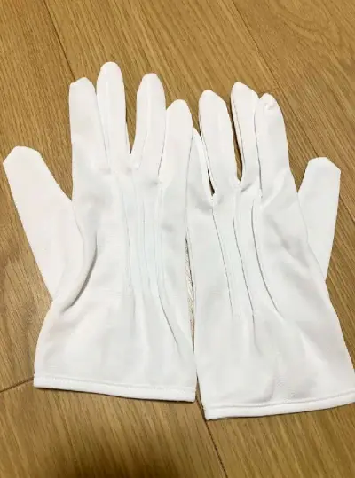 又是一次非常开心满意的日淘。商品包装和之前一样，卖家在包装时很用心，并且商品毫无瑕疵。这次淘到的手套面料比上次厚实，戴着更舒服，希望下一次还能买到其他更多好物！