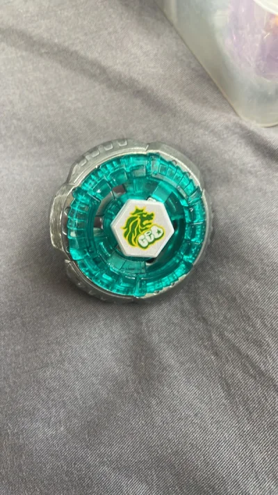   这次又买了几个比较常见的bey 主要的购买原因是因为这个日本卖家bey的成色比较新 顺带购入一个手柄 满意！