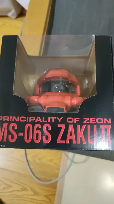 全新夏亚扎古头投影时钟，ms08小队景品手办两个，在出去旅游前终于到货了，包装严实，全是泡泡袋，很放心。