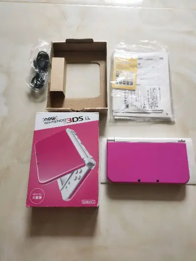 new3dsll粉白色，机子成色不错，雅虎日拍上淘的，卖家描述真实，发的是ems,10天左右到手，很满意！