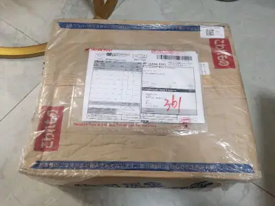 这次是买了pinkhouse的中古连衣裙 拿到手和卖家描述完全一样 
还买了另外的几条针织钩花裙 钩花尊嘟很漂亮 
日本卖家包装都是用小的纸袋封好 
虽然都是衣服不怕摔坏 纸箱内部还包裹了一层泡沫纸
这次还有一个妹卖家额外给我塞了一张金闪闪的贴纸 虽然只是一张纸 收...