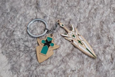 比较罕见的一款异度之刃周边！到手后手感很沉比想象的要大一点，具体可以看下图和幸运七的对比，有点一点点掉漆但不明显，毕竟是二手产品，总体是非常满意了！！