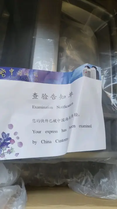 由于被海关抽检到了，补了税前前后后耽误了一个多月时间才送到，包装完好严实，就是面板海关开箱检查的时候被划了一道，算是美中不足吧，????其他都挺好，这单血亏，花了大价钱了