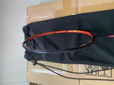 前些日子买了4u5宝石蓝ch版，现在又入了老款C
h橙色的。之前一直害怕ch和sp手感不一样，这下
真真交了智商税了。强烈建议入Sp的！因为便宜
更因为，两块ch版手感都完全不一样..…同样26
磅80线，同款手胶，老色93.8，新色93.3。我的
感觉是，宝石蓝中...