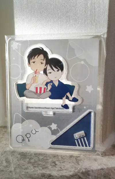 包装一直给力，谷子没有任何问题~
p1鬼与天国ww非常非常喜欢的作品！小立牌绝美！qpa展售罄后很高兴能收到~
p2是一起挖到的hrd老师作品的纸杯垫
p3攻铁老师~状态超好的两套文件夹+金签明信片