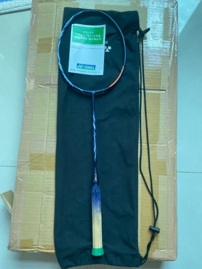 经典的单打进攻拍，在二姐夫的基础上，削弱了拍
头重给手腕带来的压力，主动进攻和控制节奏游刃
有余，中杆特硬，挥重大，需要很好的手腕爆发力
亮点 高贵奢华的水晶红配上低调时尚的钢琴黑尽
显这支球拍的尊贵，除了弓10外是我最喜欢的涂
装配色，拍框两边的红色就犹如张开翅膀...