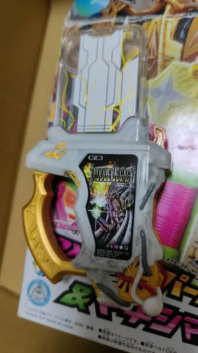 依然是假面骑士相关的玩具，只能说非常棒，这次是圣遗卡带和艾克赛德无敌套，成色都挺不错的，这个无敌套是2017年生产的，已经过去六年了，盒况仍然很好，卡带成色也不错，商家确实用心了，而且挖煤姬打包也很好，邮寄过来的时候发现泡沫纸厚厚的，一点都不用担心运损，买的是什么样...