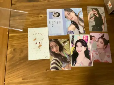 煤姬晒单第七弹！
已经是第七次从挖煤姬上切卡了，这次着重夸夸挖煤姬的包装，图一图二可以看到，尽管我没有选择额外加固，但是挖煤姬还是在箱子上面下面铺满了泡沫纸，所以特别安全可靠。
图二到图九就是这一次切的卡啦，KK大照片真的太美了，看到的一瞬间就瞪大眼睛，日专CD也特...