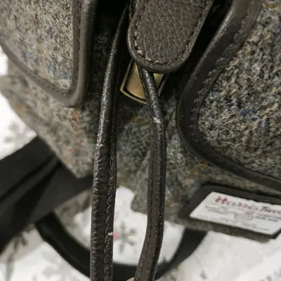 跟卖家图有点色差，不过成色很好，过海关也很快很顺利，买了很多包包了基本没翻车过，真的超爱挖煤，希望下次顺利