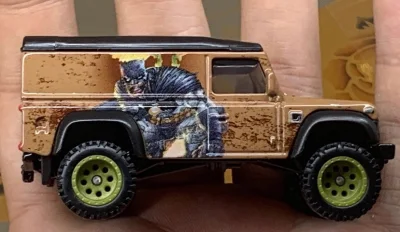 喜欢路虎那方方正正的外观设计，特别是老款的，这次有幸能一次买到六个刷色的路虎卫士110，简直不要太爽，其中有一辆速度与激情系列的黑色路虎卫士110价格已经是起飞了，国内一辆差不多就顶这里六辆了…另外黄色绿色也要大几十，总之，就是超值的路虎大礼包！另外还送了一个路虎老...