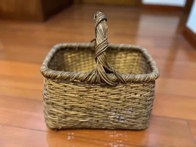 把两种天然材料混合在一起，编制的蓝字是很特别的，到手后发现它比卖家的照片上好看了很多，卖家对于老物品的细节的瑕疵，描述的非常准确，非常诚信，值得信赖。