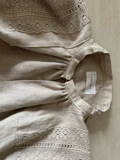 物品:一件稀有麻料小衫，蹲了很久，赶上活动于是火速下单了。
物流:选择了ems ，为了避免被税。没有选择附加服务(本着穷并相信人类的信念)，航空小件是不能自行填写金额的，所以大家要注意如果你的金额较高且不想被税，就避免选择航空小件吧。
包装:一如既往的好，箱子完整，...