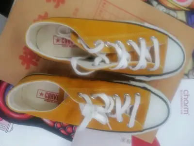 最近疯狂补以前的一些图，这双麂皮黄日产同事完全不认识，还以为是帆布材质，摸了以后直接被惊艳到，请忽略我的垃圾手机