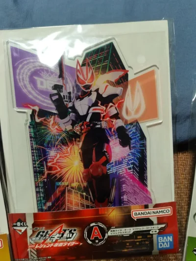 大意了，没买到牛牛的，现在只能对着三个宝眼巴巴蹲牛牛，牌牌比想象中的大很多，很有安全感【？】继续渴望牛牛中……这次其实感觉蹲了挺久的国际，不过前前后后也排了五六个包裹，希望接下来都能快点到。