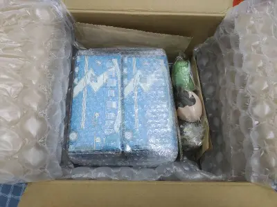 包装特别好，外箱八角尖尖，里面缓冲材料也很多。
这次切到了好几张梦情小卡，还有一直都想收的梦情吧唧，都快十年前的老物了，到手一看状态好得吓人。