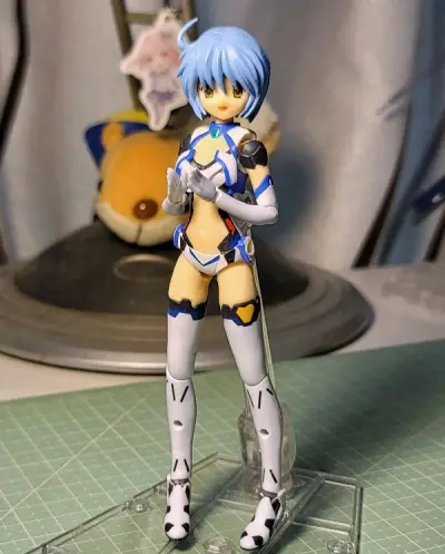 来插播一条不同的高达产品线

来自十多年前的产品——AGP MS少女 GP03S

其实手上已经有几款AGP系列的机娘了但一直没打算拍一拍

主要还是因为这个系列确实不适合把玩。。。

早年的产品身上零件比较碎而且也容易掉，能把我气死！

所以一直懒得拍

但是这条...