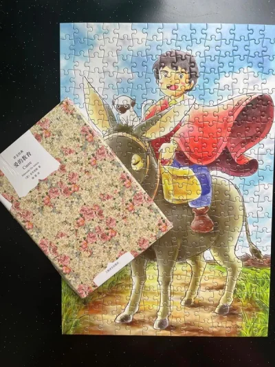 寻母三千里。来自《爱的教育》。初读即被深深的震撼。为对母亲深沉的爱，为幼儿坚韧的勇气，为一路上的善心人！这幅拼图第一次见，一只大驴！红色飞扬的斗篷，完全爱！