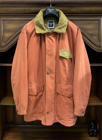 衣服是正品，成色也不错，卖家描述的很详细，基本没有踩雷；上身非常合适，隐藏帽的设计是个惊喜，卖家没有提到，到手后发现衣领里还藏了个帽子，巨可爱