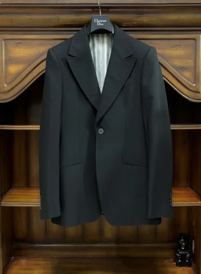 咱就是说这个污渍确实有点大哈，不过卖家也说了，所以自己需要接受这一点；衣服还是很好看的，除了衣领一点点的瑕疵其他都没有太大问题，希望日淘越办越好吧