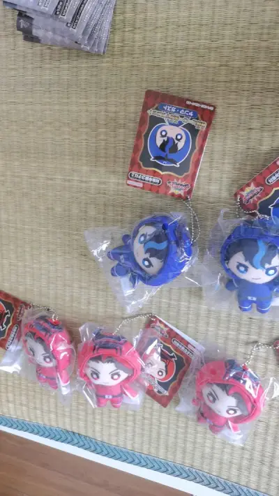 用的ems其实挺快的就是审核真的非常非常慢，七天多到货，交税放行，包装还不错，挂件的牌没有被折的，此外亚力克也是气泡纸包装，无伤到手