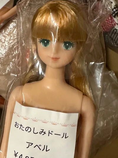 重新开始购买娃娃，依然是那么美丽，喜欢很久的娃娃最后依然是心头好。包装统一在一个箱子里，跟厚实的一层泡沫，另外娃娃衣服做工很好，比单独卖的好，面包超人一如既往的可爱！