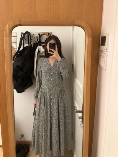 是全新带吊牌的
价格超级合适 一件就200-300
大裙摆和公主腰线的劳拉就没有不好看的
粉碎花也很漂亮！喜欢！