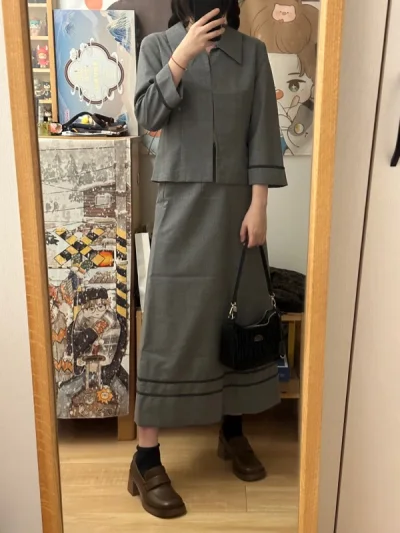 劳拉的古着套装 很适合通勤
而且版型也太绝了！
深红色那件内搭背心裙单穿就很好看！
加上外套也好看！
巴宝莉超级便宜 而且正常穿和一字肩两种穿法都好米 会继续回购！