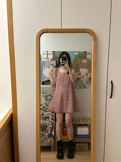 粉白条纹的巴宝莉娃娃裙
超级可爱
但是36码有点太小了 下次得买38码的
质量很好成色很新
裙子在免税价格 寄回来才花了60+
比在国内买便宜很多