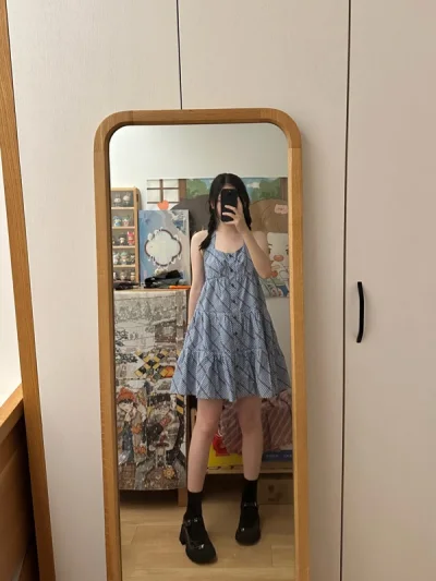 巴宝莉挂脖吊带裙！很米！
因为价格很便宜 还没有到收税标准 就把它单独发货发回来了 半个月不到就收到了 超级好看！
会回购！