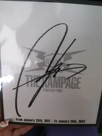 切了很多配这次的专卡，还有一如既往的嗨喽小垃圾，挖煤姬的拆箱去杂去的也太干净了，我的色纸文件夹在箱子里裸奔，还好物流比较温柔没有啥大瑕，ems超快，丝滑通关，满满一箱的幸福。