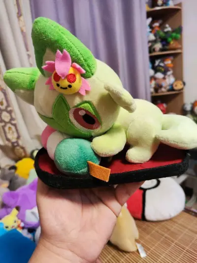 非常棒，无论是丸子新叶喵，还是饭团呆火鳄，或者是茶杯润水鸭，都非常完美，标牌也完好无损，非常棒的毛绒摆件，拉面皮卡丘版型也非常棒，船长拉普拉斯更是经典，小皮卡丘更是精致，没有崩坏