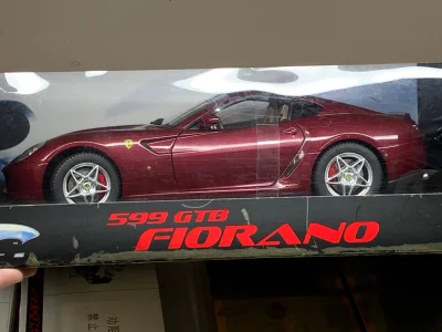 特别喜欢这台模型的颜色，不同于大部分法拉利常用的标红漆，这台599大胆的采用了一般老爷车上才会用到的酒红色，有一股特别的韵味！一眼看上，火速下单，到手除了盒子有点压，别的都没事，非常棒！最后附上美照~