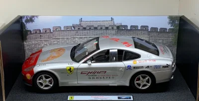 百分百还原了当年法拉利在中国的一个活动车，车身的所有拉花和实车都一模一样，车灯也加了一层镂空灯罩，可见风火轮当年有多良心！几百出头的价格，正版法拉利授权，各种细节的刻画，非常值得购买收藏！