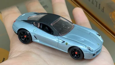 风火轮法拉利599gtb，来自风火轮早期还有法拉利授权的时候出的法拉利六十周年系列，相比普通的产品线，这个系列拥有更好的漆面，镂空的六爪高速轮，以及更多的版花和车灯印刷！当然价格也是高的离谱，国内原包得300+，这台meilu买的散车品相很新，前后大小轮，显得小车战...