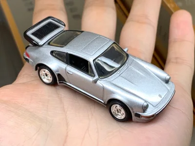 一台来自20年前的产品，风火轮老百分百系列出的保时捷930，有时候会想，20多年了车模到底是退化了还是进化了？因为哪怕它过了20年，依旧非常能打，无论是形准，漆面还是品控，都相当给力，后盖还可以开启，里面有简单的发动机刻画，可以说是一个很值得购买的老货，当然…很贵很...