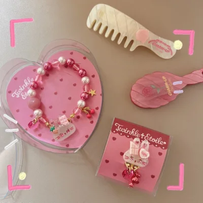 四天就收到了，虽然我被税了300+，可能是总金额超过了1000块吧，但是看到这么可爱的东西也就值得啦！！