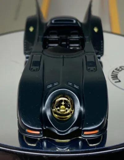 来自油桶系列，可以说是风火轮用心系列了，不俗的车漆，黑中带酷，各种分件细节的刻画，恰到好处的点缀了车身，给人一种迫不及待想要上去驾驶的感觉！